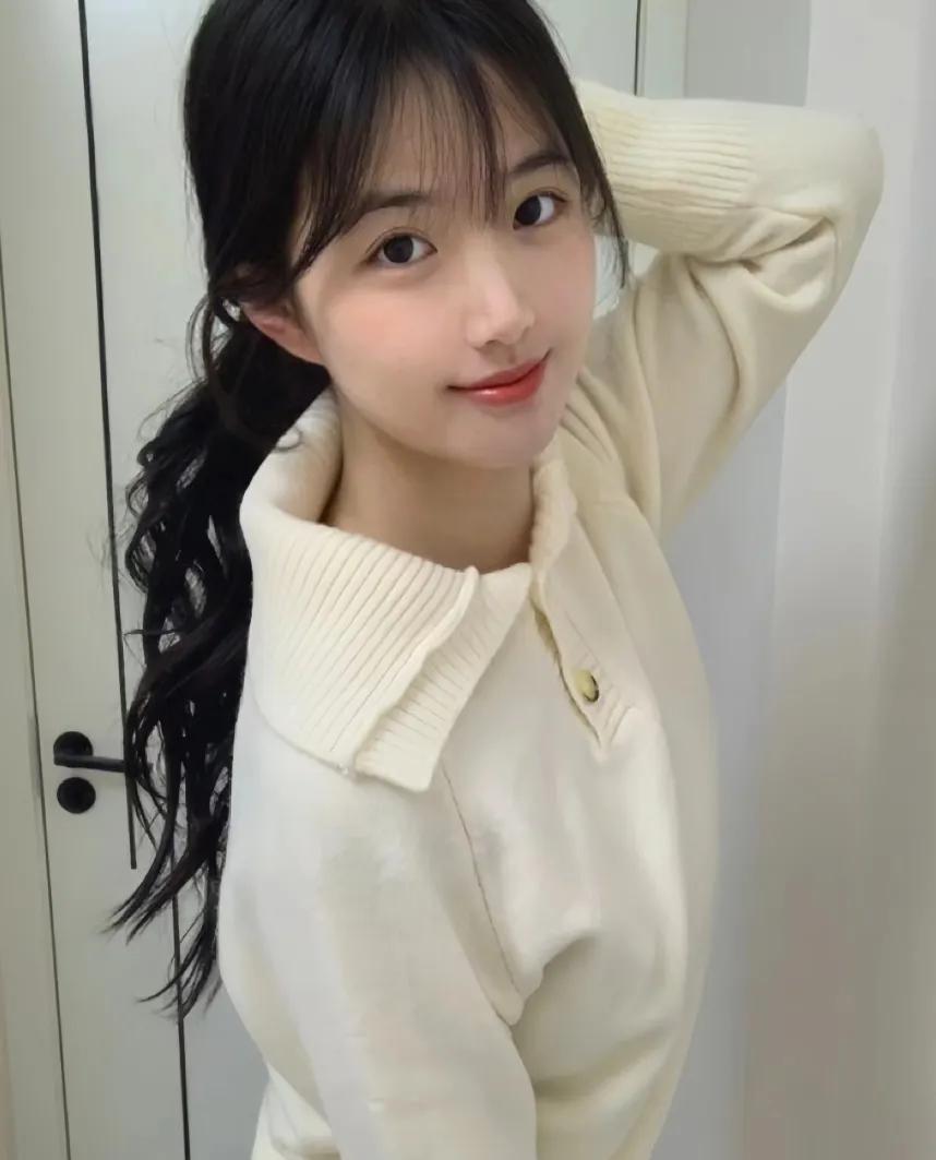 白衣秀色，长发飘逸。，