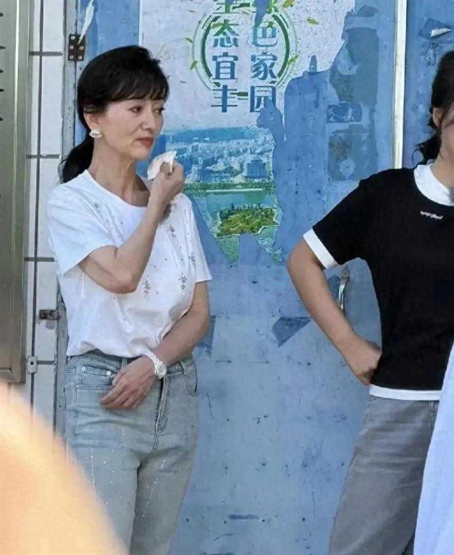 赵雅芝现身江西，无修图就是个老太太，但手背有锻炼痕迹