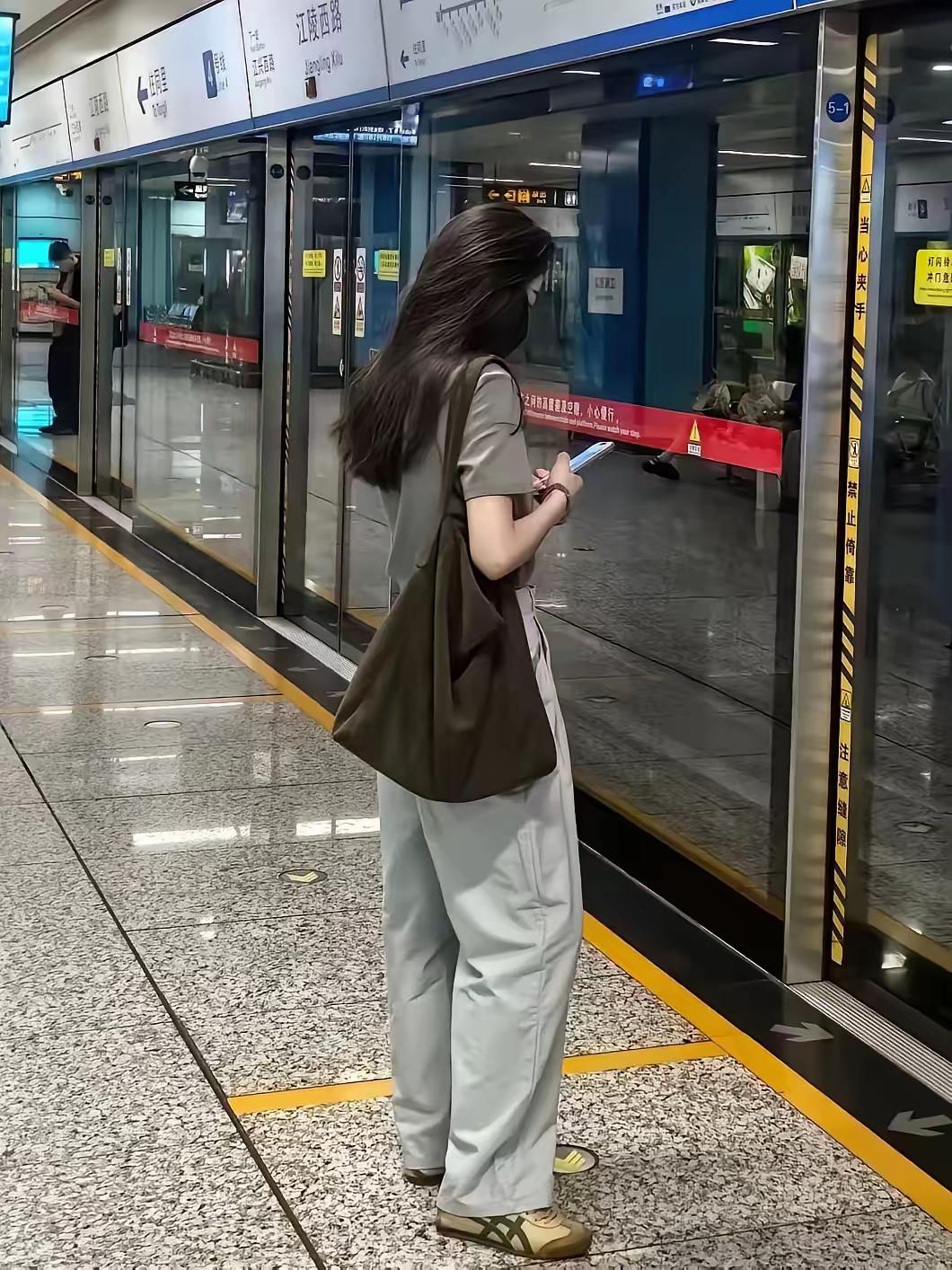 好奇怪！小姐姐这么简素的穿搭，为何看上去却这么的有气质！