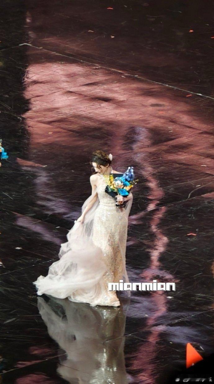 张予曦舞台上提裙这一幕 这一幕堪称“公主行为范本”！没有刻意，没有慌张，一个简单