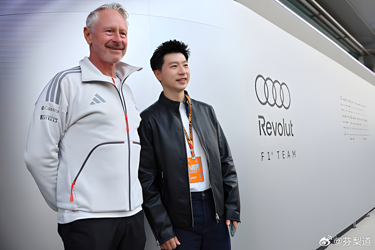 F1马龙现身F1中国大奖赛龙队和奥迪F1车队领队乔纳森·惠特利在围场内合影留念 