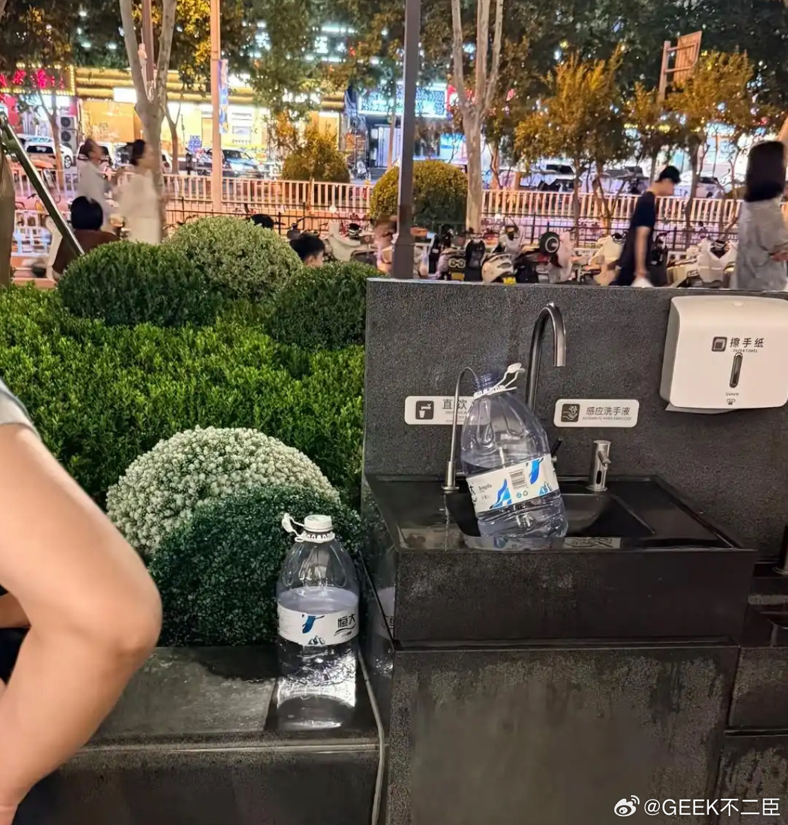 网友曝胖东来直饮水成免费取水点门店直饮水台变身私人取水点引发热议。胖东来选择包容