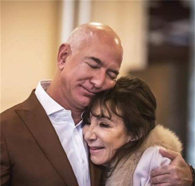 1963年，一名16岁的美国少女意外怀孕。不久，便与17岁的男友结婚，产下一名男