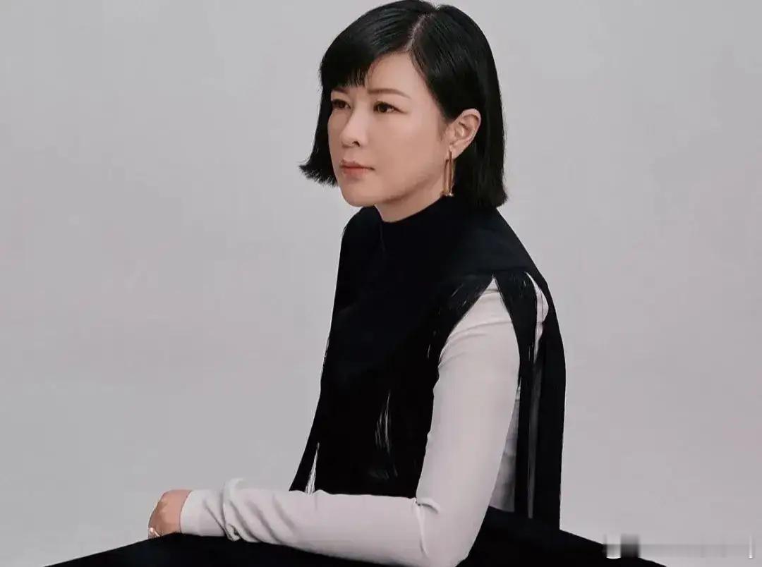 杜华算不算透露娱乐圈内幕了 近日，乐华娱乐公司创始人杜华解释说：艺人王怡人出道六