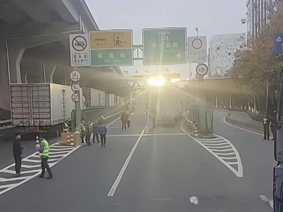 上海超宽车厢一律不给上高速了

近日，有网传消息称，沪常高速所有高速口，超宽车厢