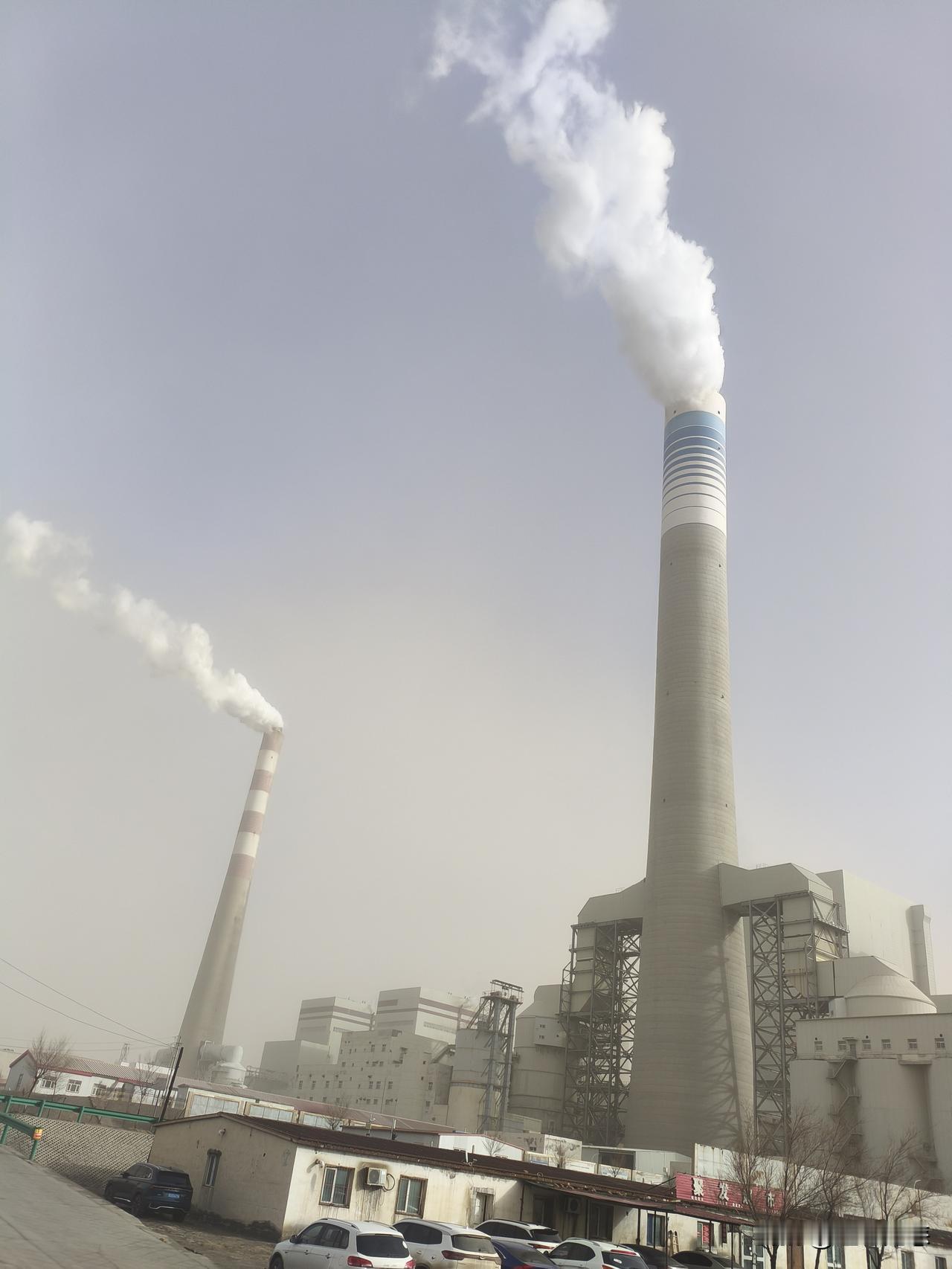 昨晚大风刮了一夜，今早才感受到大风的威力，沙尘带着刺骨的寒冷，把人都能掀翻，这就