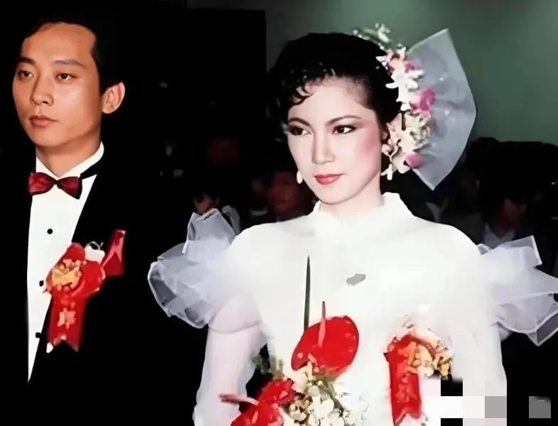 1985年，叛逃至台湾的飞行员萧天润娶了台湾美女主播张德芬，并获得了3000两黄