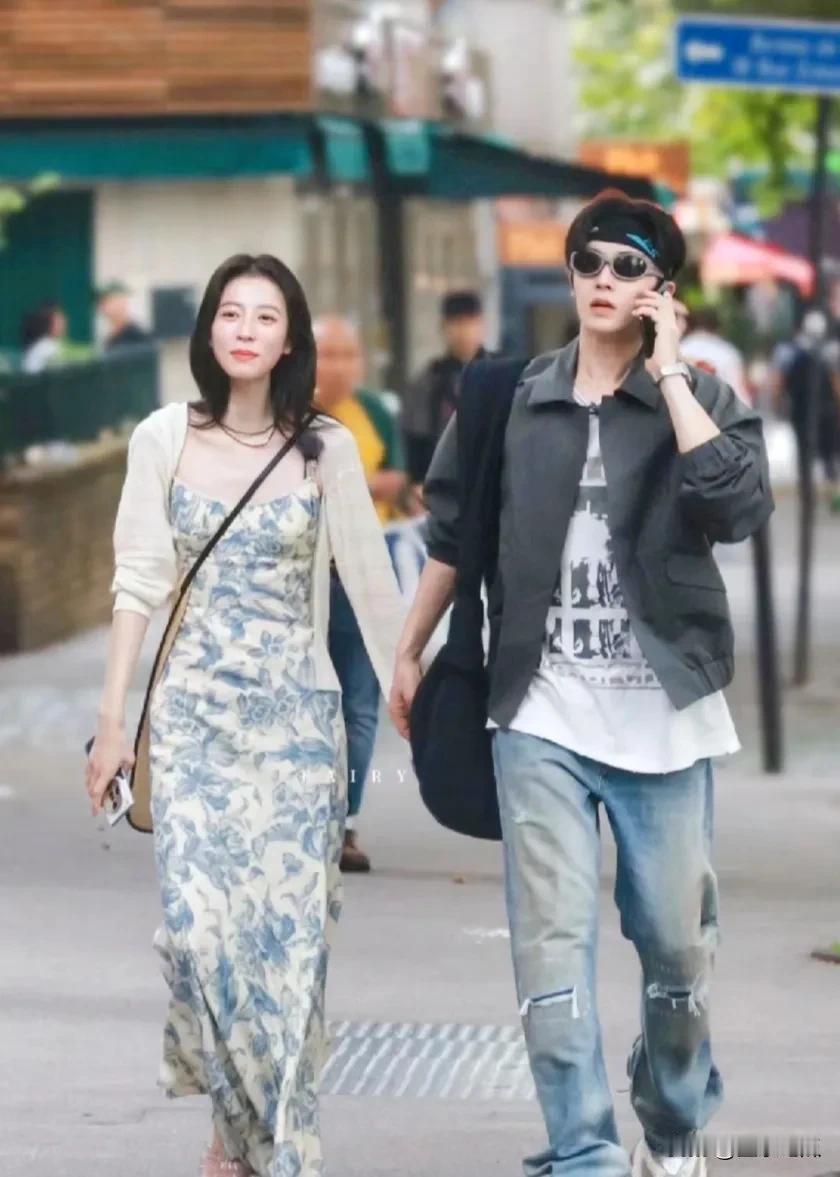 这对年轻人真是CP感十足，你知道他们是谁吗？女士优雅可人，穿着花裙子时尚得体，笑