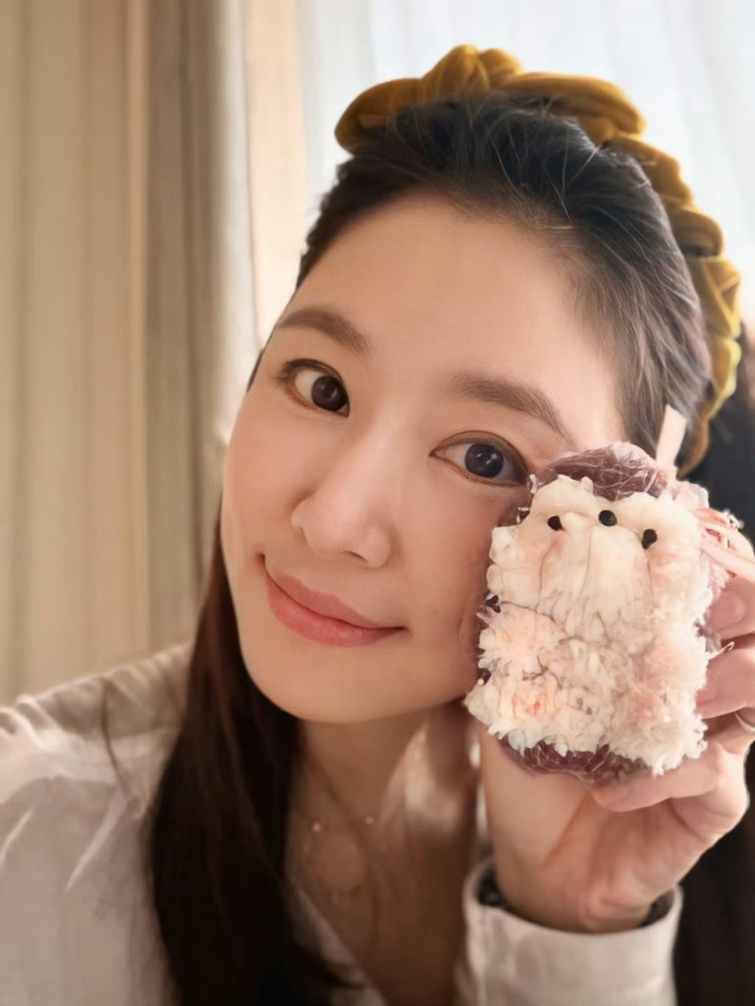 林心如晒女儿做的母亲节礼物林心如晒出9岁女儿小海豚亲手制作的节日礼物，手工郁金香