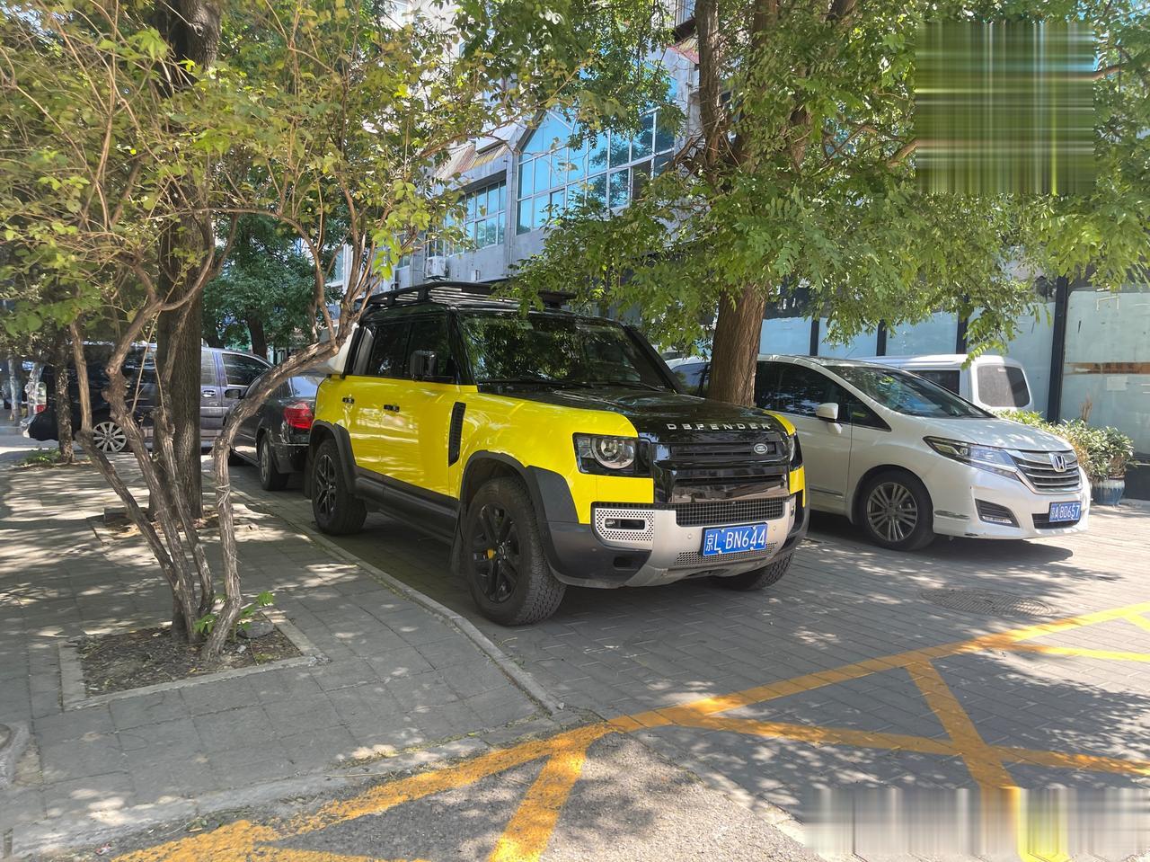 黄黑双拼色的路虎卫士110，与炎炎夏日的热情很