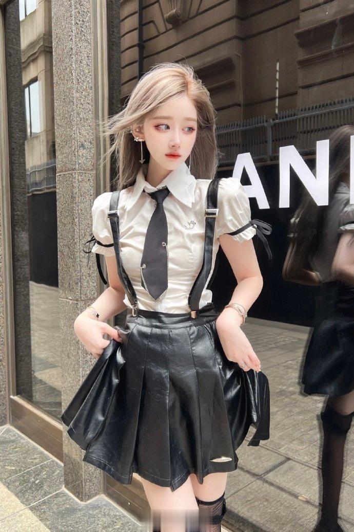 制服少女 ​ ​​​​