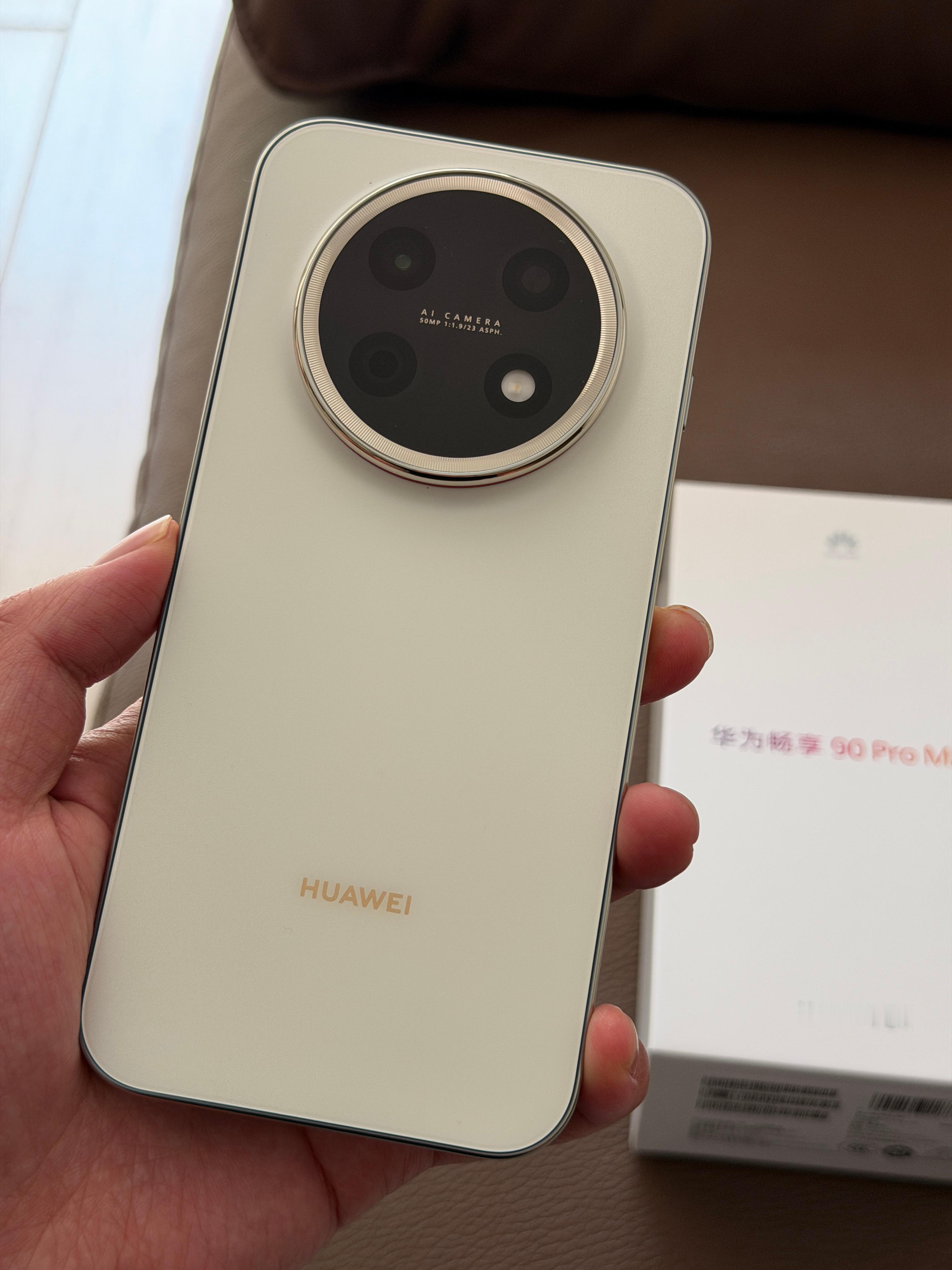 华为畅享90 Pro Max到了质感这方面根本不像千元机很精致，屏幕素质也很高一