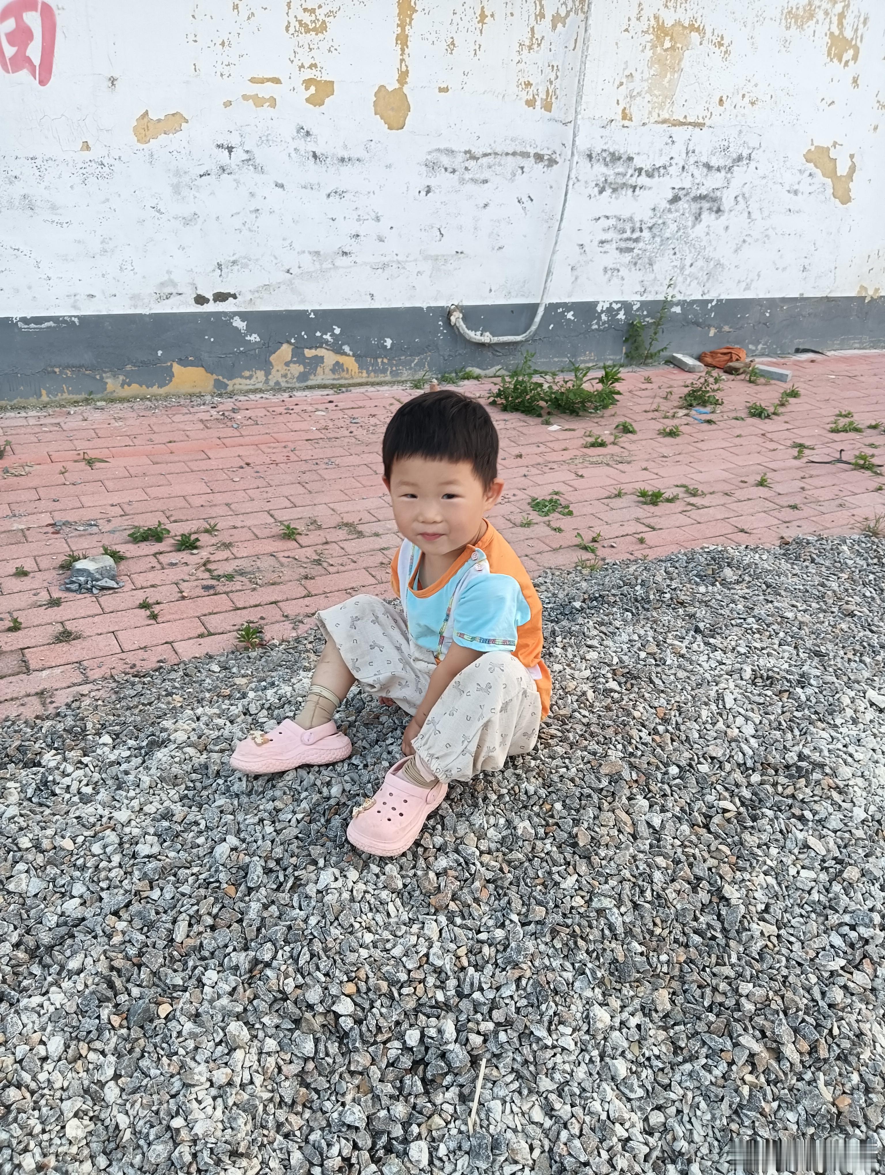 圆儿太孝顺了，孝顺的我无所适从~追着我去厕所，我还没上完厕所，她就非要给我擦屁股