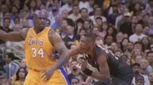 现在nba好像都看不到这种级别的对抗了

现在顶一下都吹进攻犯规啦，防守往后一倒