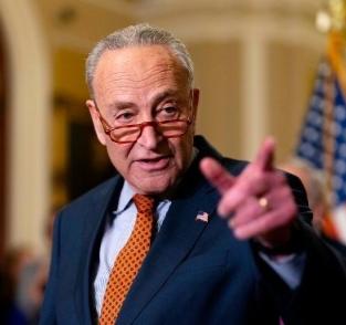 特朗普的行为，就连美国人都看不下去了，只有残暴的领导人才会对孩子下手。
 
近期