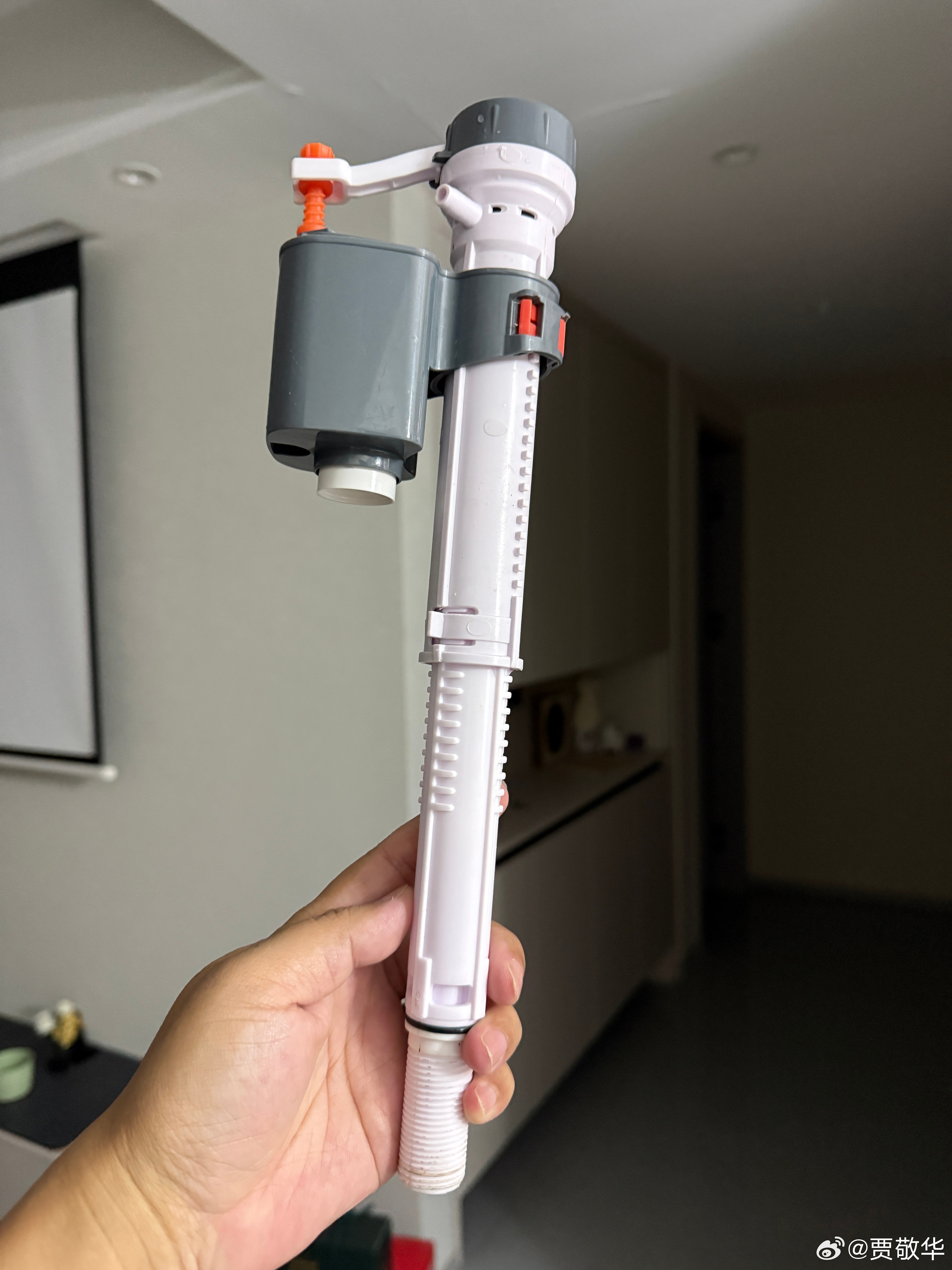 马桶上的进水管坏了，出水非常慢。在平台上找了个维修工，修理费100，配件单独算钱