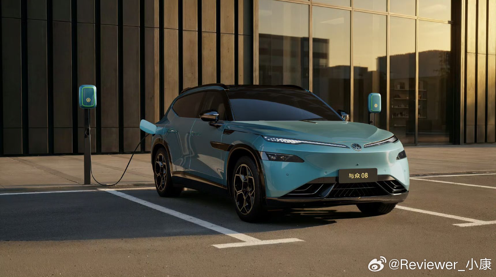 先不说车子外观难看，取名“与众08”，一开始不知道，以为是哪个小厂家造车了。。。