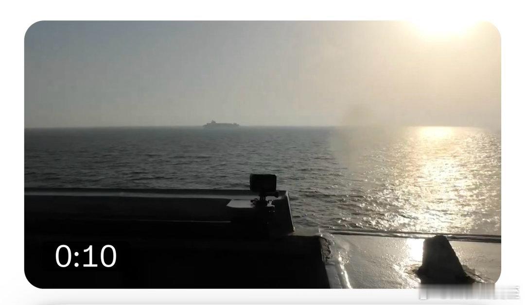 美军官宣：4月19，阿拉伯海，一艘挂伊朗旗的货船，驶向伊朗港口…美军喊话“正实施