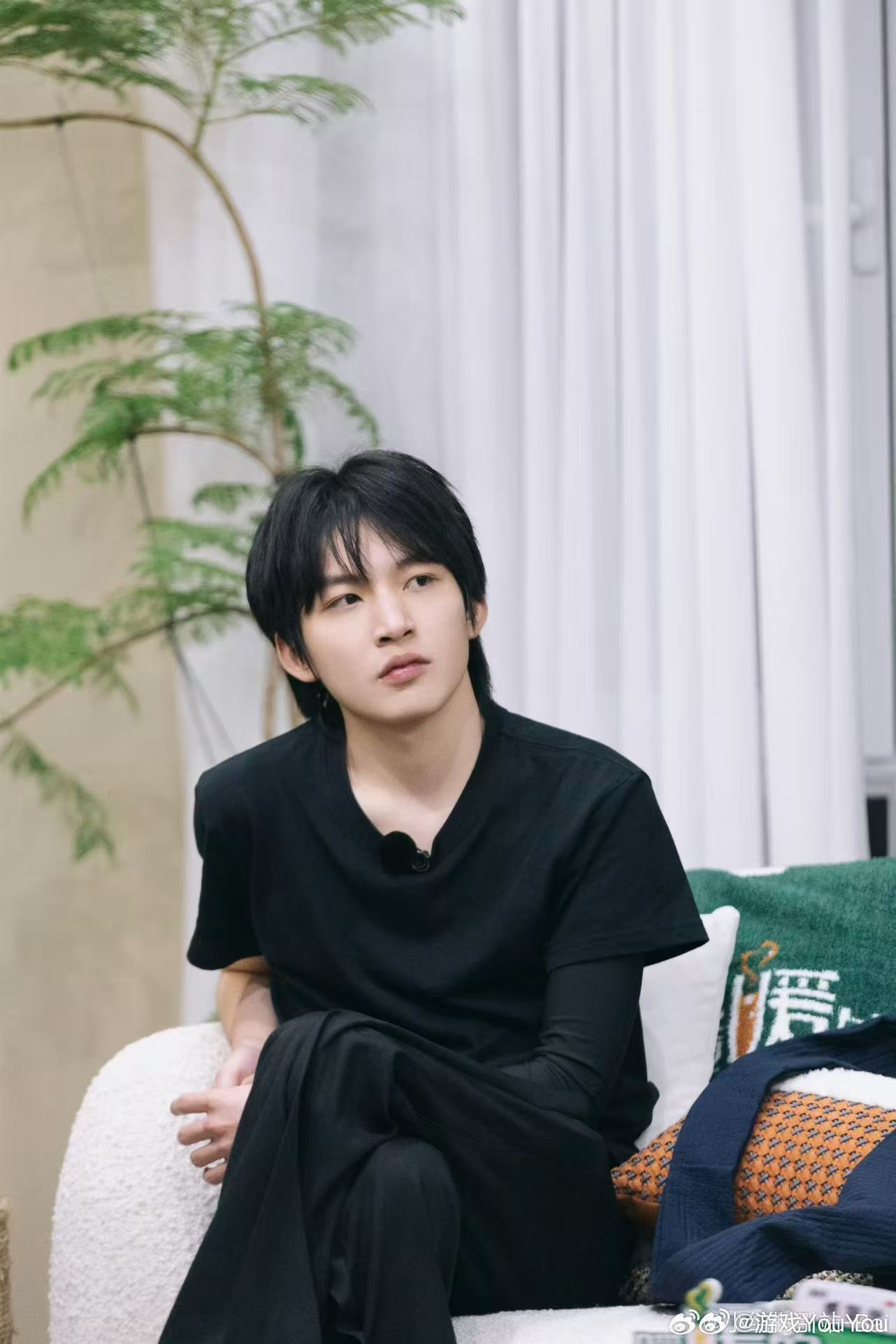 白小纯后会友期花絮照白小纯赴后会友期之约户外徒步清爽少年感直接拉满，换一身红衬衫