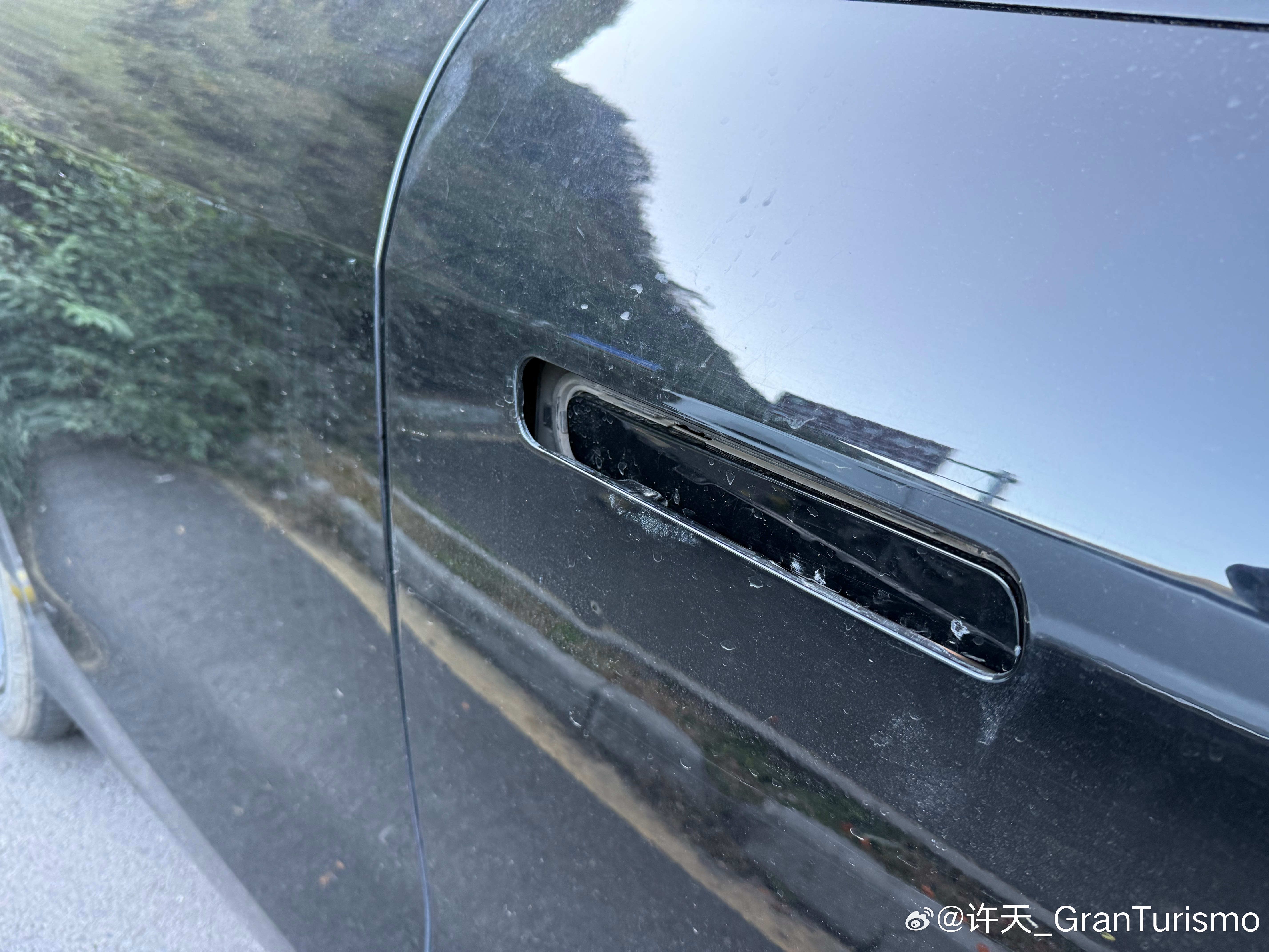 临时决定来川西看几天秋景，租了个岚图Free，现在租车一直租岚图。以下三个原因：