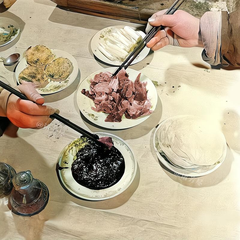 1947年，北平，两位市民正在饭店里享用北京烤鸭，在当时，北京烤鸭可以说是四九城