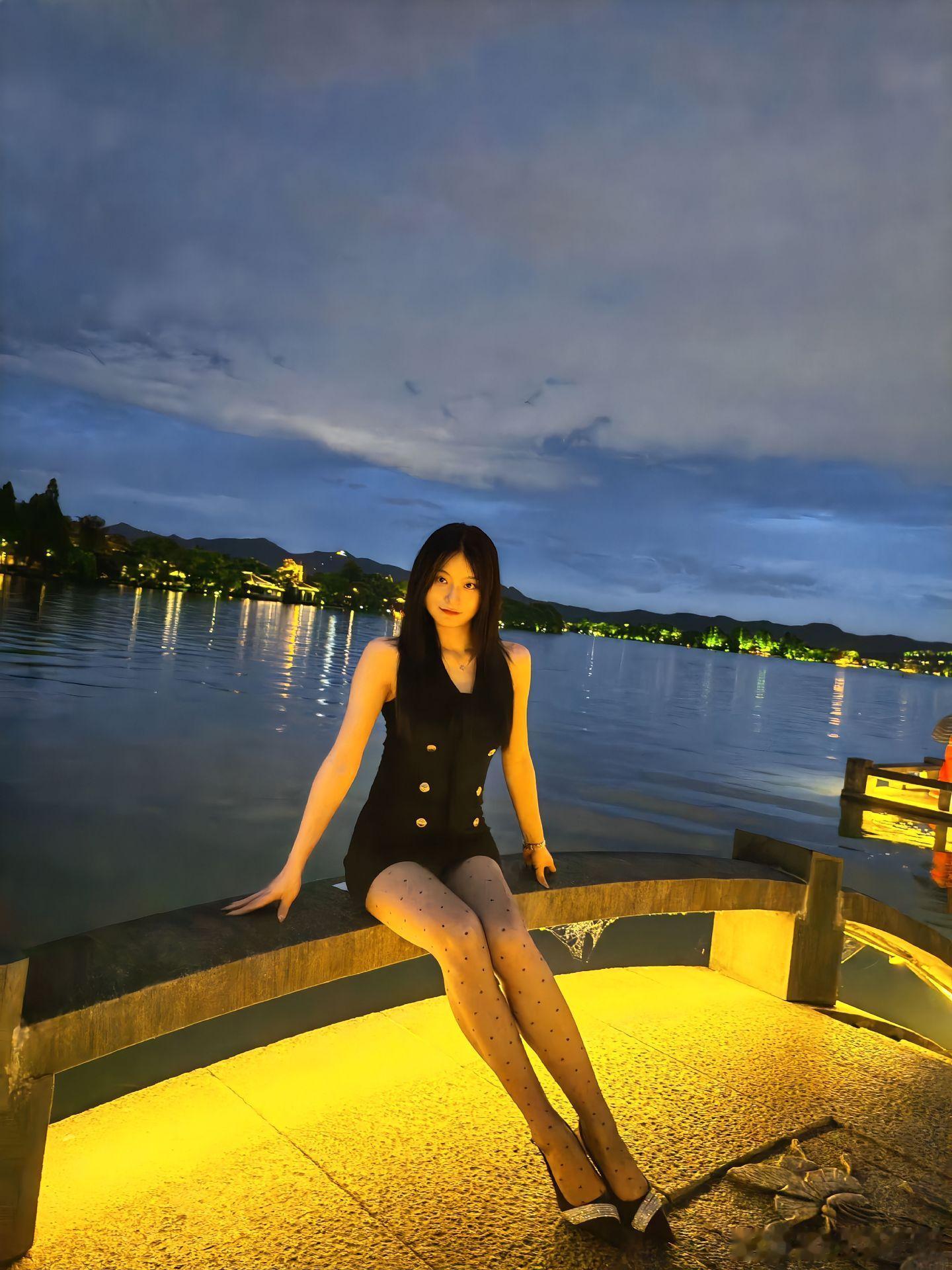 轻熟女神范儿 夜色寻美人美女绘梦长廊