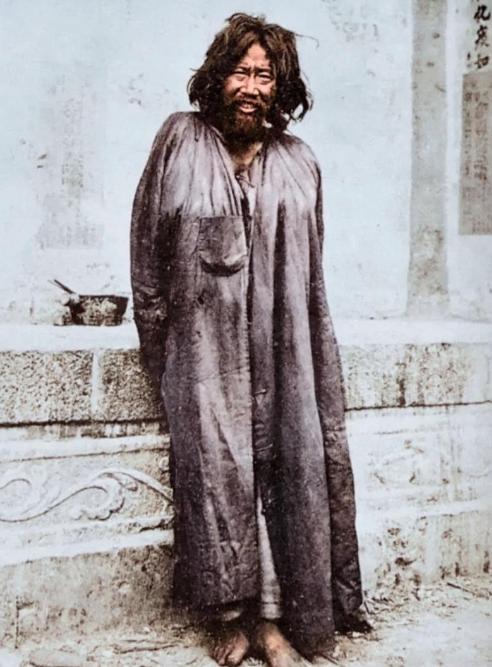 1937年，如果不是他当年假扮乞丐，冒着枪林弹雨，日夜奔走1400公里，将50毫