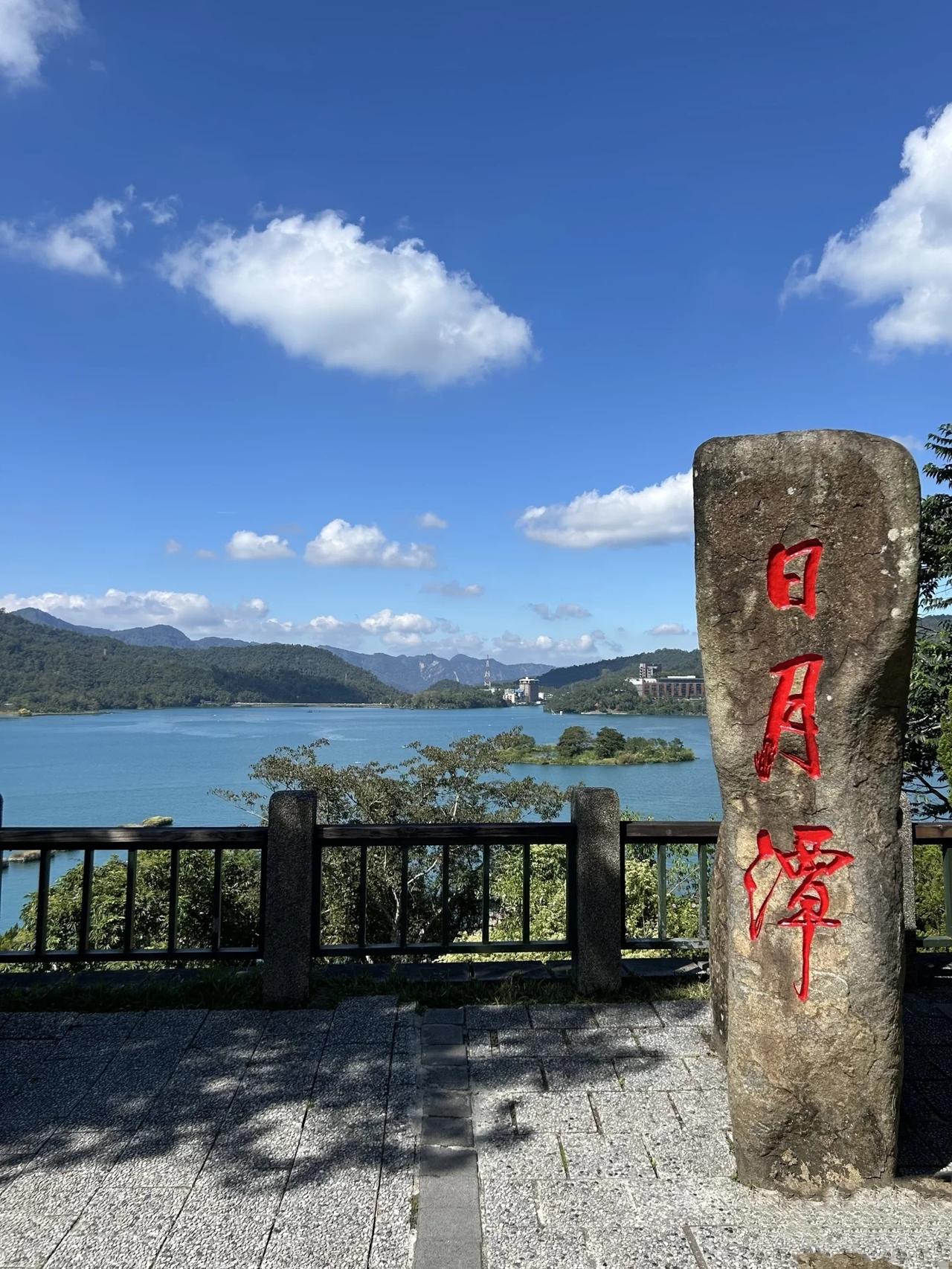 踏上台湾省的土地，先去台北故宫看文物，再到垦丁踏浪，感受两岸同根同源的文化与风光