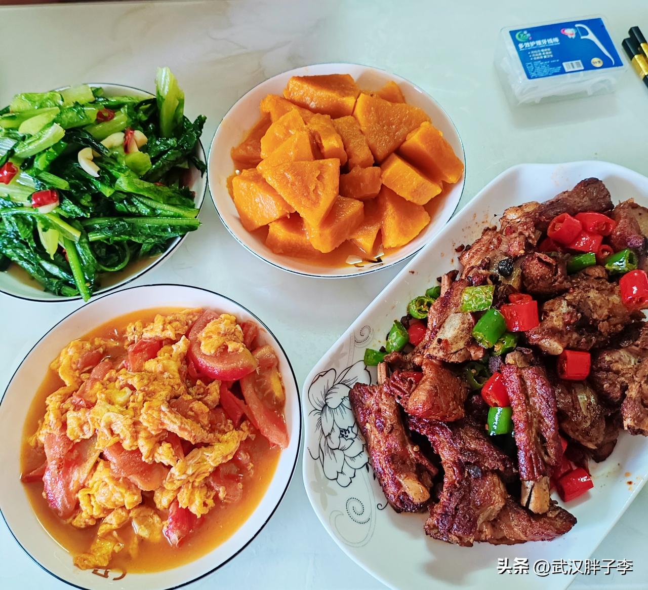 今天真热啊！一大早上班立马开空调电扇也打开了，昨天晚上拖的地早上还湿漉漉的！

