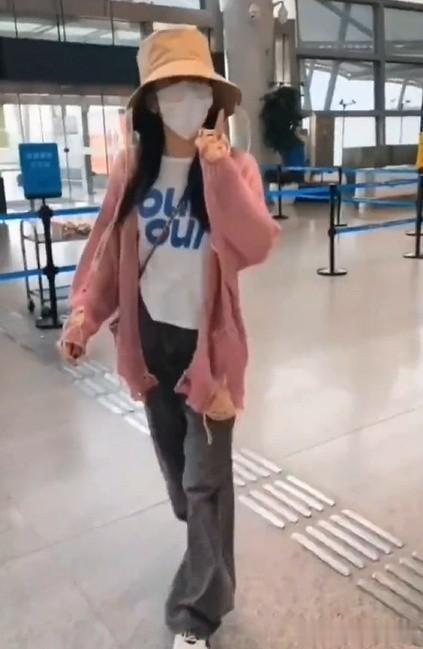 谢娜到现在也没认识到助理的错误。

发文道歉之后，谢娜现身机场，再次回应前段时间