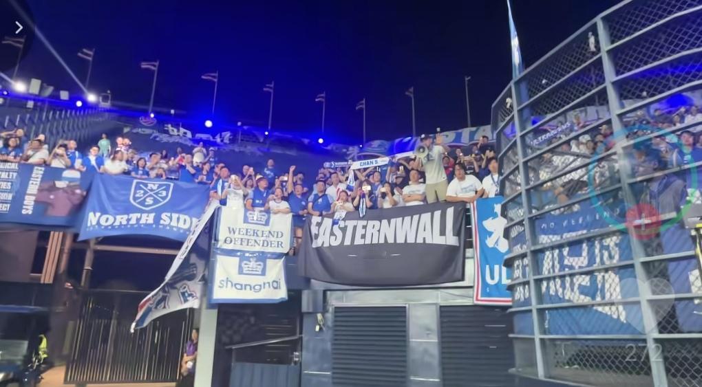 这就是申花球迷文化底蕴！球队尽管输了，亚冠出局了！但结束后球迷还是鼓励球员，并且