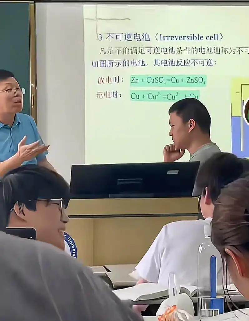 鲨鲨哥出名了，老师光速道歉总算没闹大。这种心理有问题的学生学校怎么敢让他重修呢？