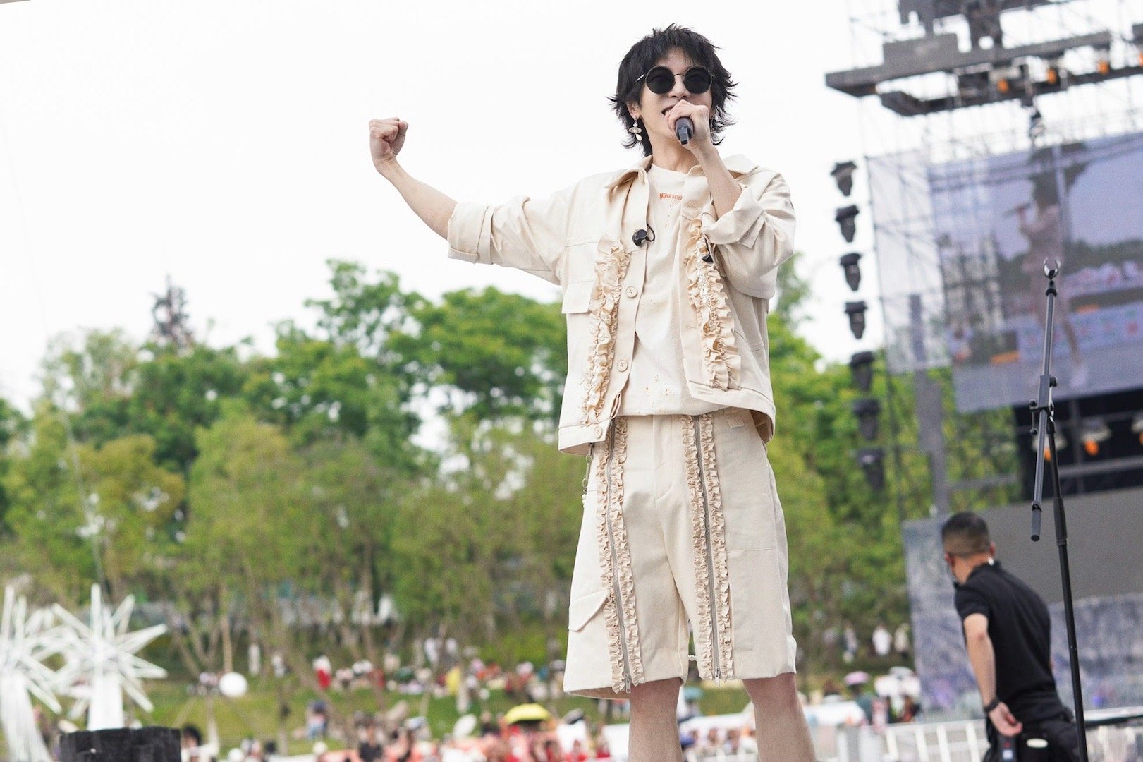 #华晨宇海边演唱会万人看日出#终于等到火星演唱会烟台站卡点日出时间官宣啦，一直按