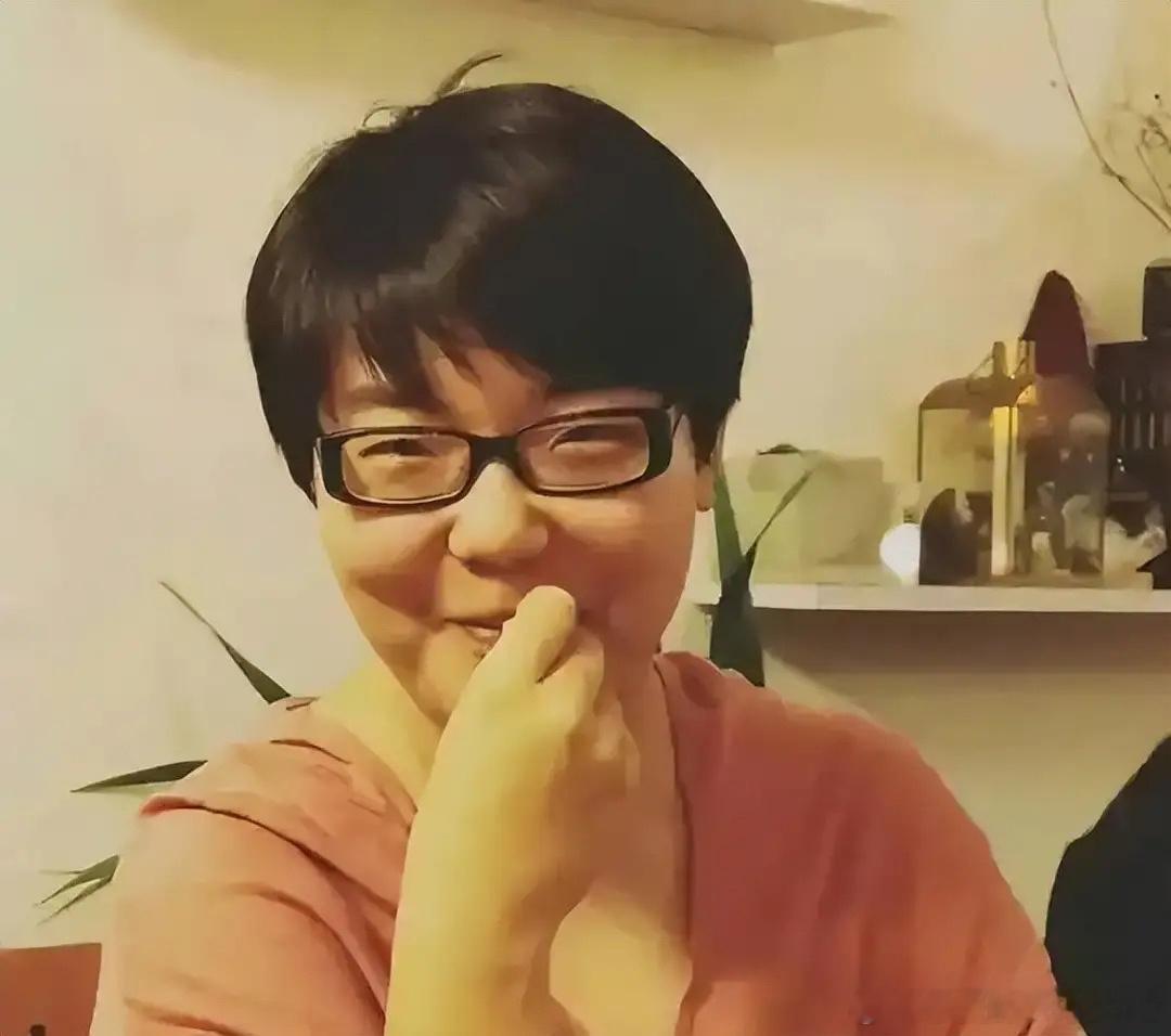 让朱丹损失1600万的就是这个女人。名字也神了——田笑蜜。笑里藏刀，口蜜腹剑。 