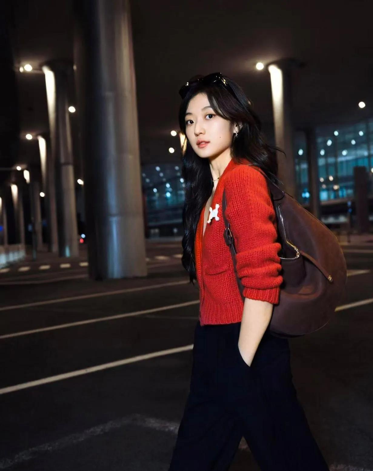 千机场私服太会穿了！红黑配色又飒又吸睛✨
 
孙千这身机场look太有氛围感了！