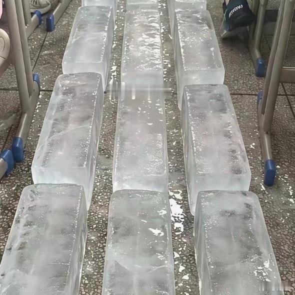 是不是没苦硬吃？开空调不比这省钱多了？开空调一天下来也才十块八块，冰块没一会就全
