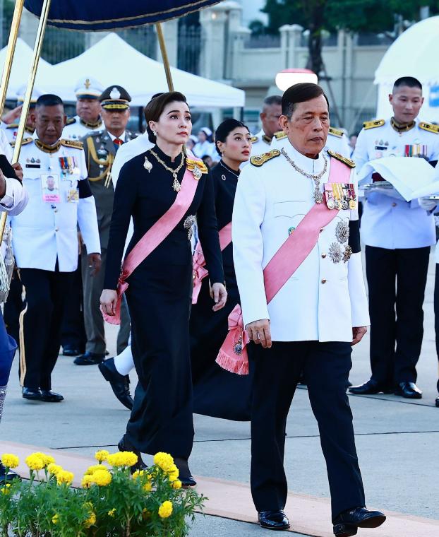 泰国王后返回泰国后首亮相，一身传统服饰王室活动尽显端庄，泰王也在

10月23日