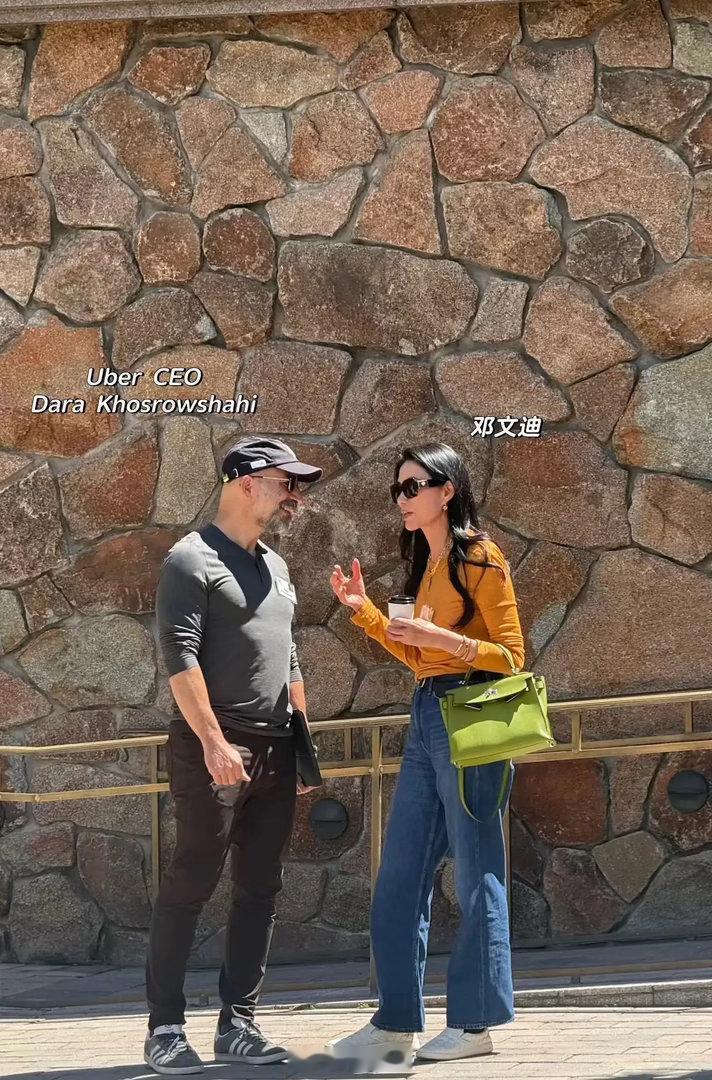 邓文迪和三星掌门人李在镕同框，现身美国太阳谷峰会，老钱范儿十足。 