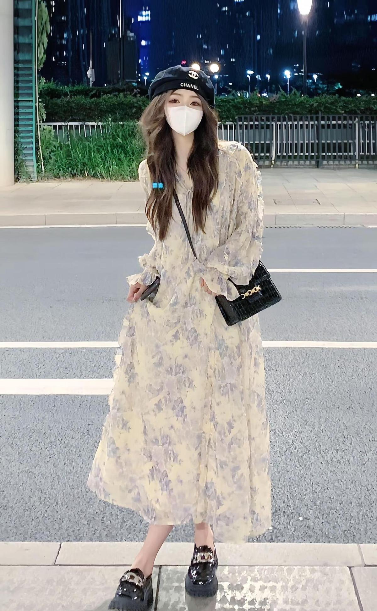 你的美，不是别人眼里的风景，是你自己走出来的路。
短针织一穿，腰线自己会说话。