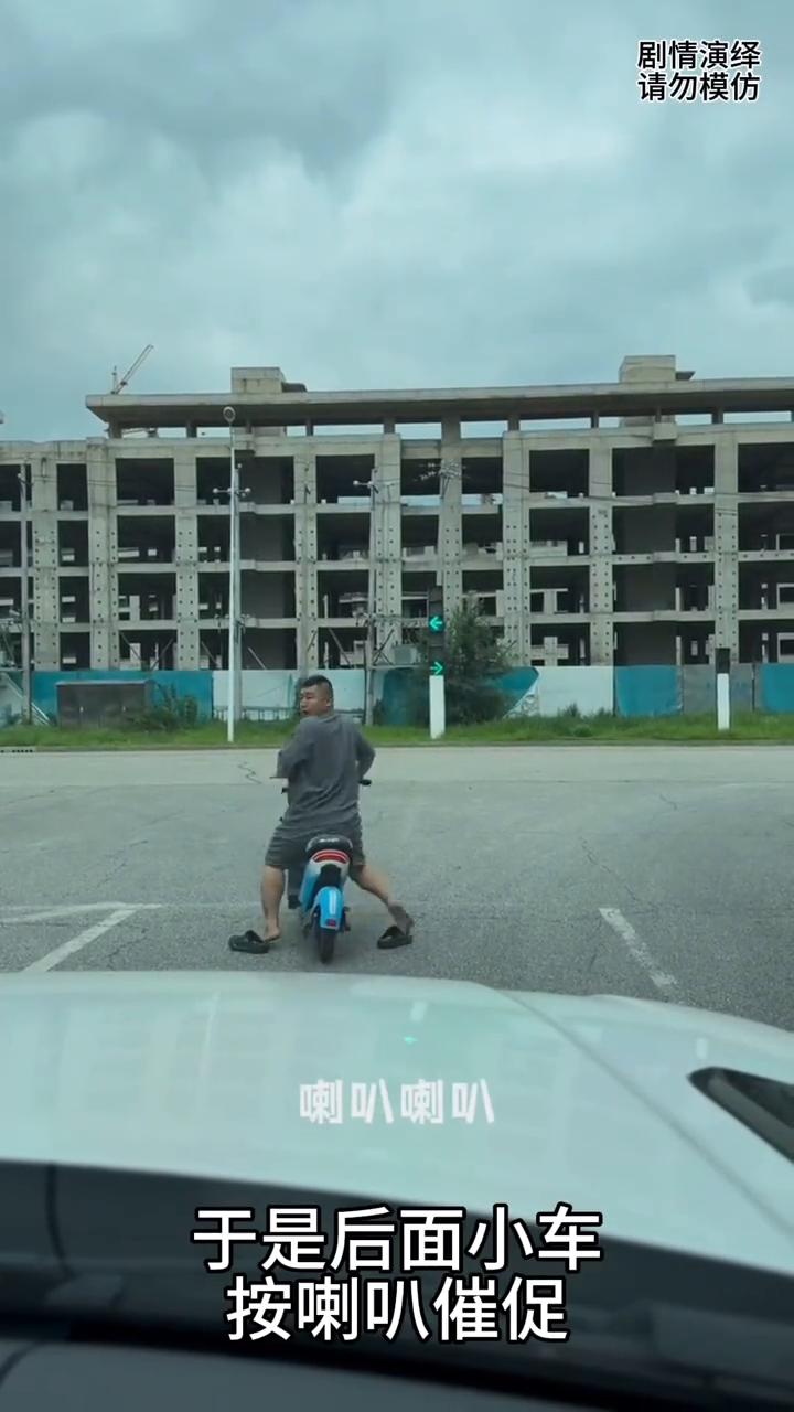 绿灯亮了后面车主按喇叭催促前面电车，下一秒发生的事情太搞笑了。
红绿灯处前面男子