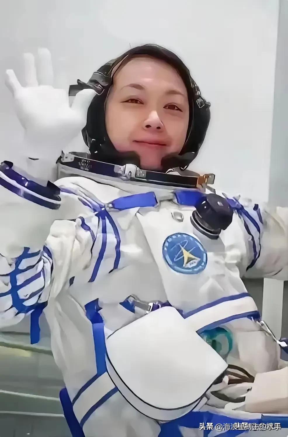 一个香港路政署高级工程师，突然辞去公职，带着11岁的龙凤胎和9岁小女儿，举家搬到