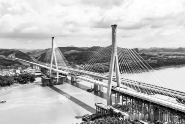 近日，俄国与朝鲜共同建造的图们江公路大桥合拢了，据说六月就能通车。

俄国与朝鲜