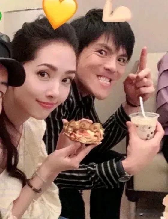 郭碧婷找的这个老公，特别爱做这种搞怪的小动作，小孩子看见都吓坏了，和温柔大方、美