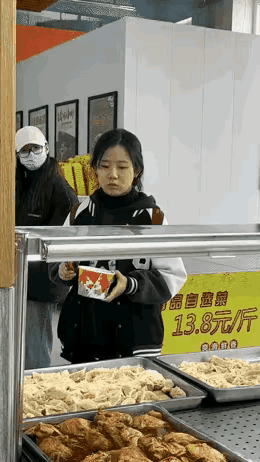 网友疑惑了:食堂里，一个女生一手拿着夹子一手拿着一次性碗站在柜台前，眼睛紧紧盯着