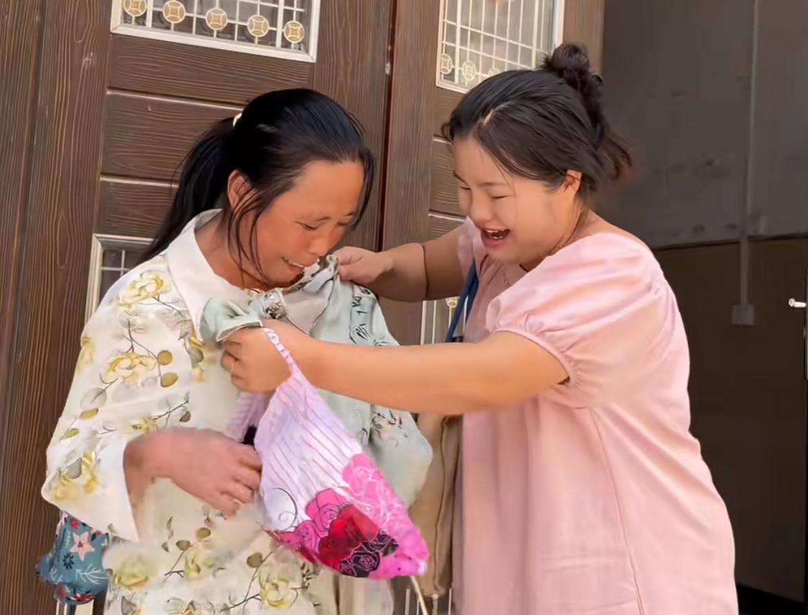 曝广西知名网红新林婆婆去世，9个孩子，去世的时候不过才58岁，由此引发网友感慨。