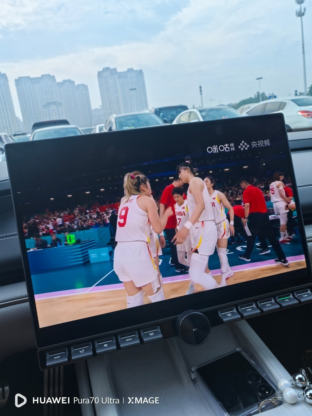 #中国女篮生死战#正在车上观战。  ​​​