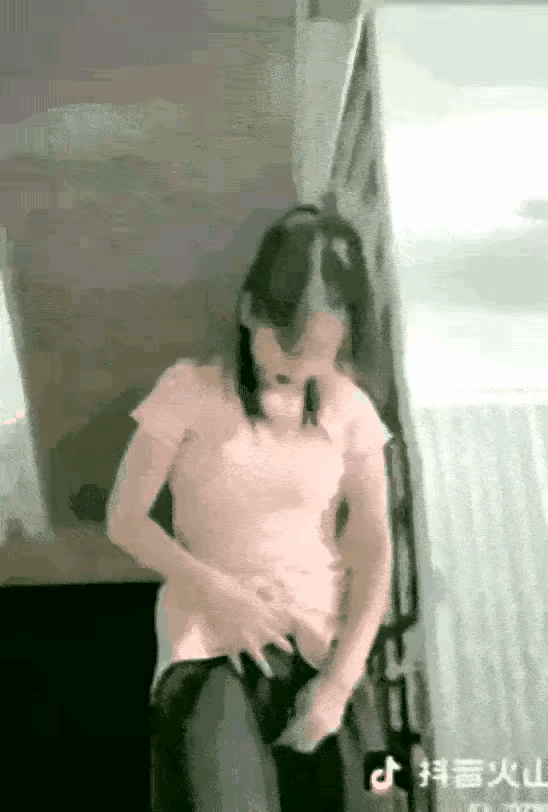 这小仙女咋想的呀
那是火炮呀
​放到衣服里面
砰的一下就爆炸了
还好是自己放进去