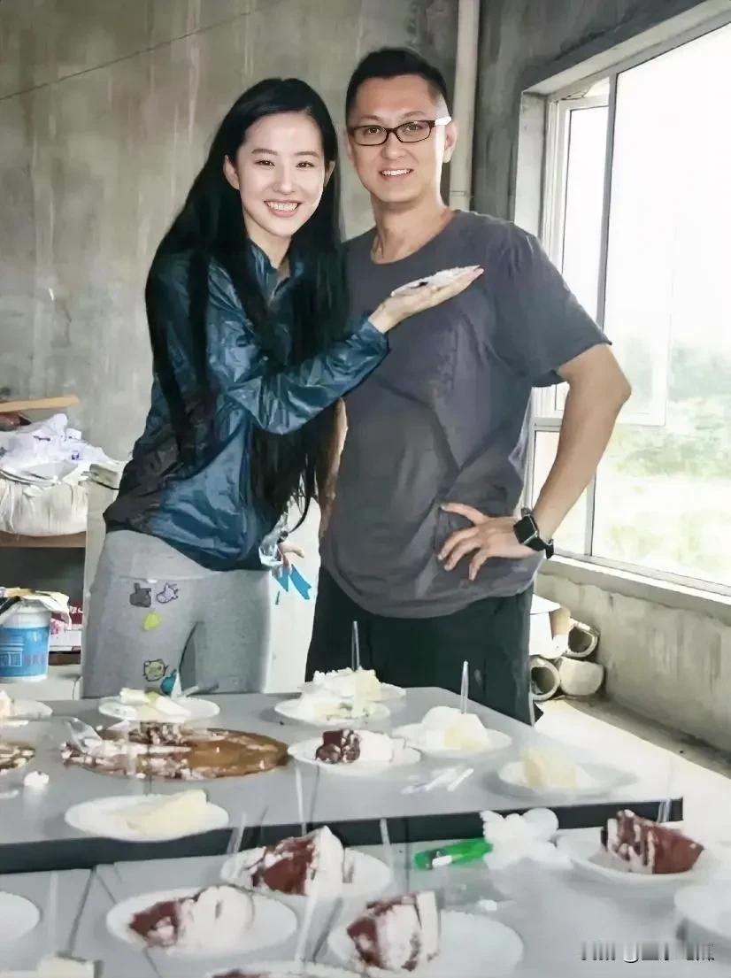 刘亦菲无论是在舞台上，还是在生活中，哪怕是素颜都美丽动人，从小美到大，真羡慕如此