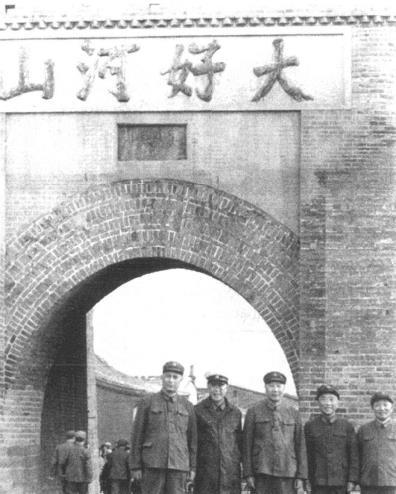 1981年会议期间,杨成武(中)和段苏权(右二)、铚(左一)、刘道生(左二)、刘
