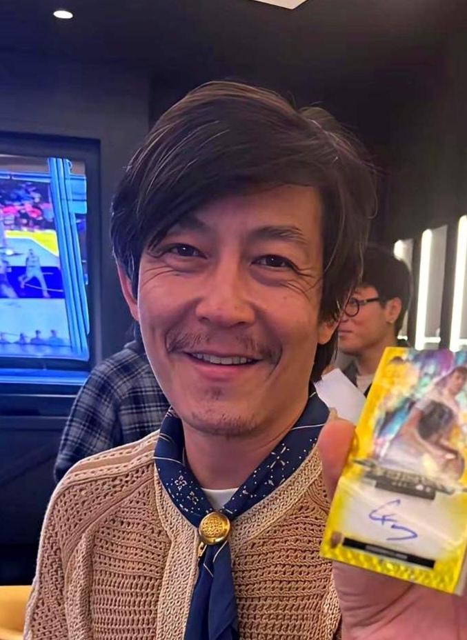陈冠希看上去比实际年龄老二十岁不止，是不是年轻时候太放纵的原因。
不光是皱纹的原